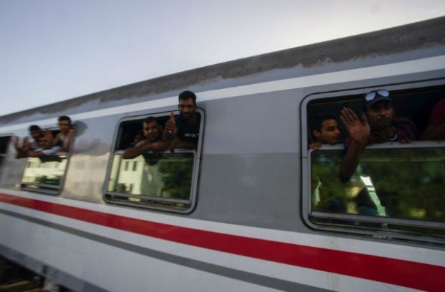Влак с над 1000 имигранти пристигна в Унгария от Хърватия