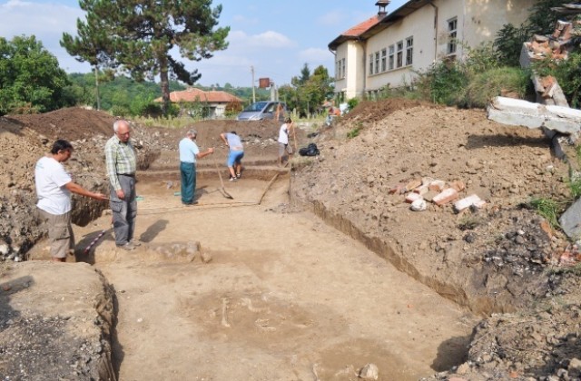 Четири гроба от преди 6 хилядолетия намериха в двора на бившето училище в Каменово