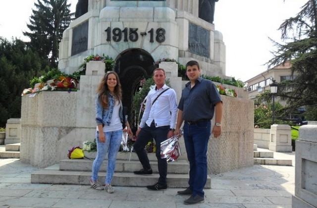 Млади социалисти от Червен бряг се включиха в честването на 22 септември във Велико Търново