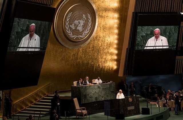 Папа Франциск призова за по-голямо равенство между страните (СНИМКИ)