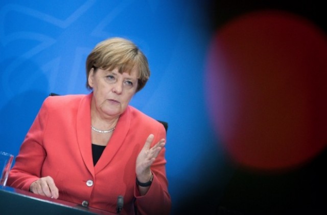 Мигрантската криза удари рейтинга на Меркел