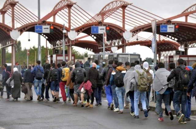 Мигрантската вълна: 63 000 бежанци минали през Хърватия, един искал да остане