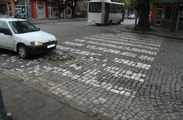Опасна дупка троши коли и пука гуми на улица в Пловдив (СНИМКИ)