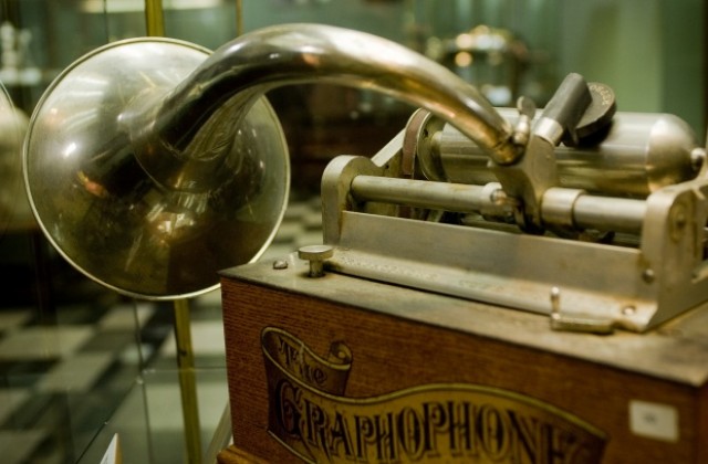29 септември: Американски инженер патентова грамофона