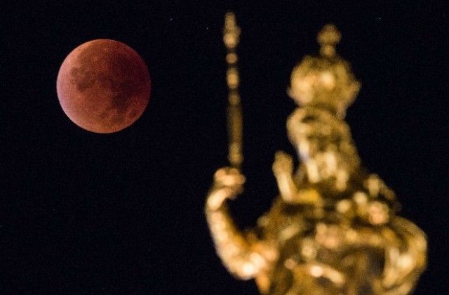 След Кървавата Луна не идва краят на света, успокои астроном