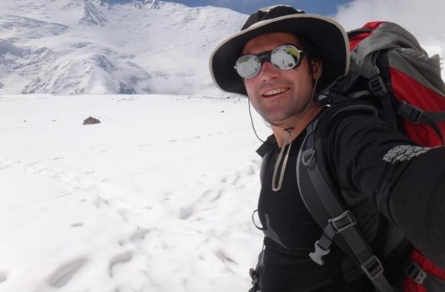 Атанас Скатов достигна връх Манаслу при силен вятър и снеговалеж