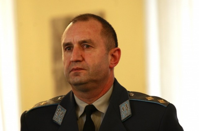 Командирът на ВВС генерал-майор Румен Радев подаде оставка