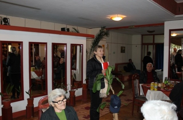 Лена Енева се обяви за създаване на повече клубове за възрастни хора в кварталите и селата