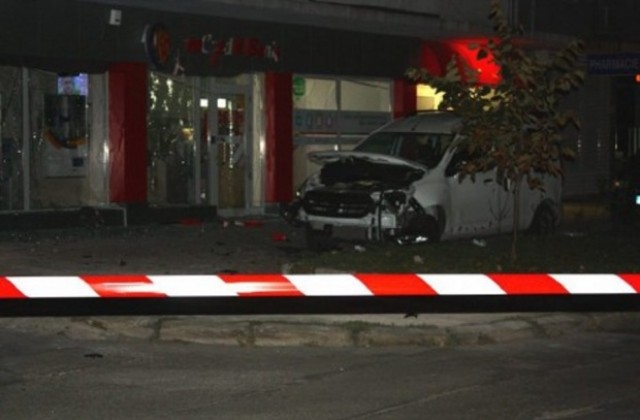 Взрив в центъра на Варна, кола избухна пред банков офис