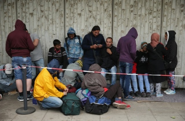 Спряха движението в тунела под Ламанша заради нахлуване на мигранти