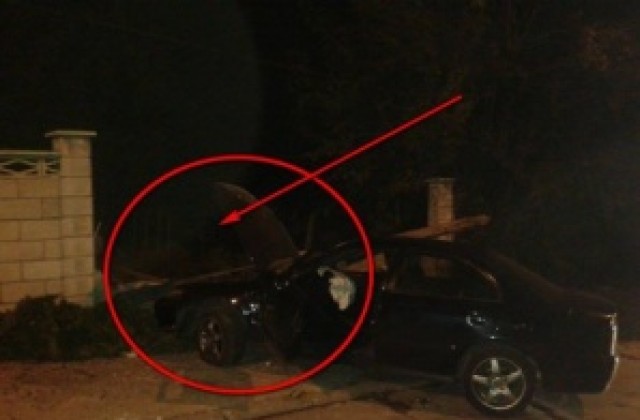 Мъж влетя с колата си в къща във Владиславово