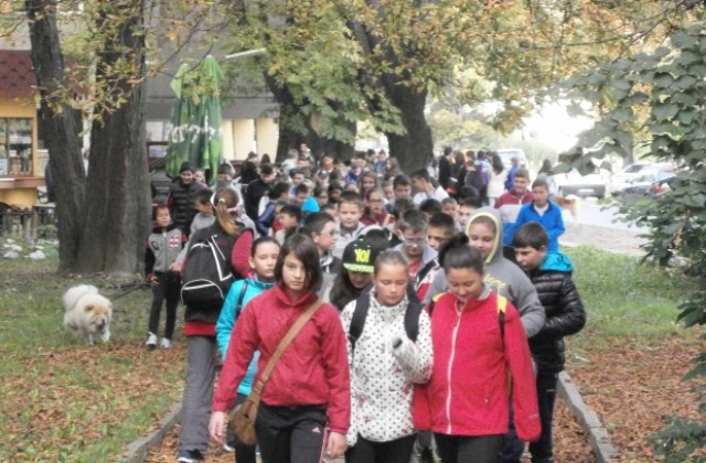 Около 100 ученици от ПМГ ходиха интензивно