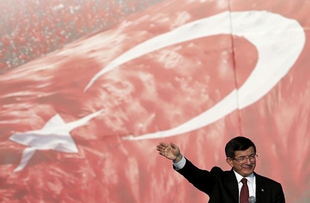 Давутоглу: Не препоръчвам на никого да нарушава границите на Турция