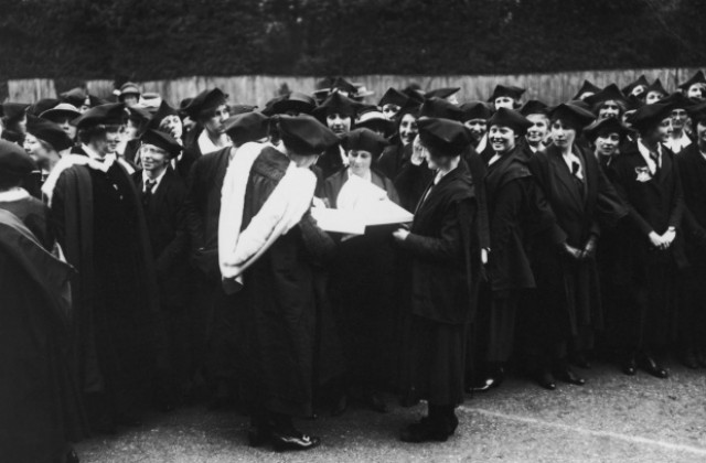 7 октомври: В Оксфорд приемат първите жени студентки