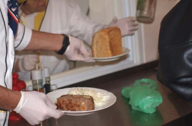 Обществена трапезария предоставя безплатна храна за 65 души във В. Търново
