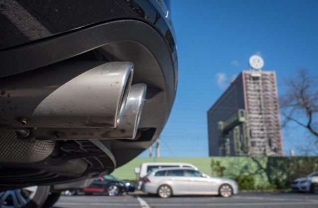 „Фолксваген изтегля от пазара дизеловите коли с измамен софтуер