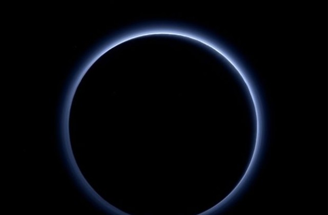 Откриха синьо небе и червен лед на Плутон