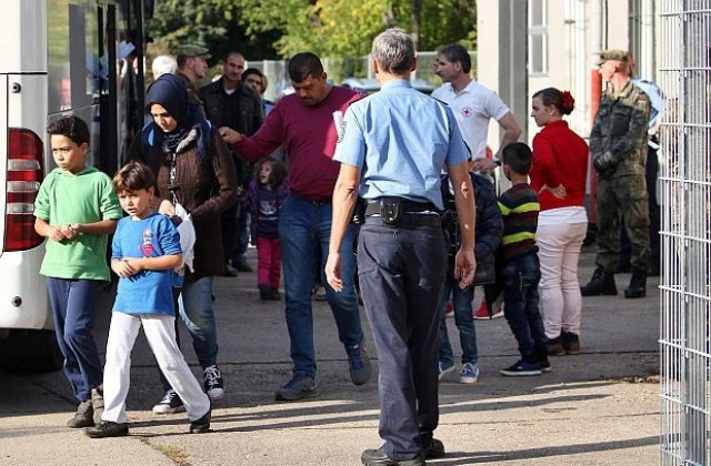 Масови бой между мигранти в три бежански центъра в Германия
