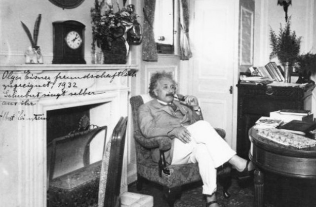 11 октомври: Айнщайн описва в писмо до Рузвелт възможността да бъде произведена атомна бомба