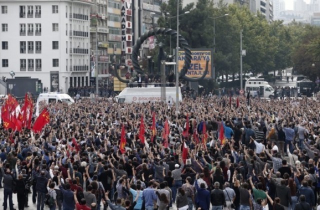Хиляди се събраха в Анкара в памет на жертвите от трагичния атентат