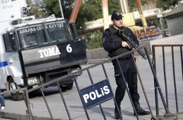 Искат оставката на турския вътрешен министър заради кървавия атентат