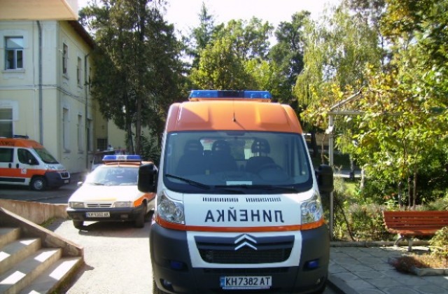Жена е в болница, след като автомобил се преобърна на пътя Пастух- Бобошево