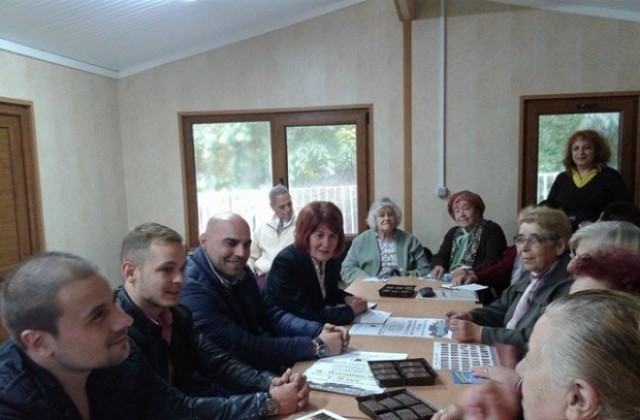 Кандидатът за районен кмет на „Приморски” Петя Проданова се срещна с пенсионери