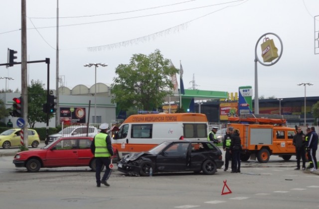 Два автомобила катастрофираха на кръстовището до пазара