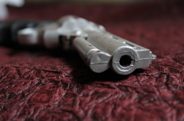 Ученик се простреля докато си играе с револвер