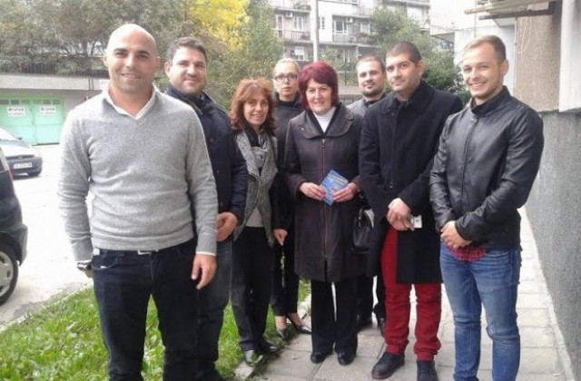 Кандидатът за кмет на „Приморски” Петя Проданова се срещна с граждани от Цветния квартал