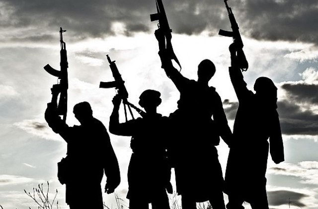 Кюрдски бойци прибрали оръжия и муниции, пуснати от САЩ за сирийската опозиция