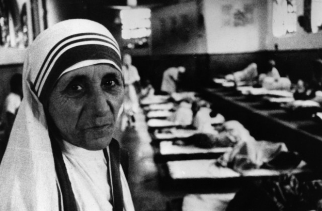17 октомври: Майка Тереза е удостоена с Нобелова награда за мир