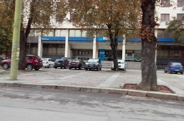 Площадът пред сградата на ОББ отново се превръща в паркинг