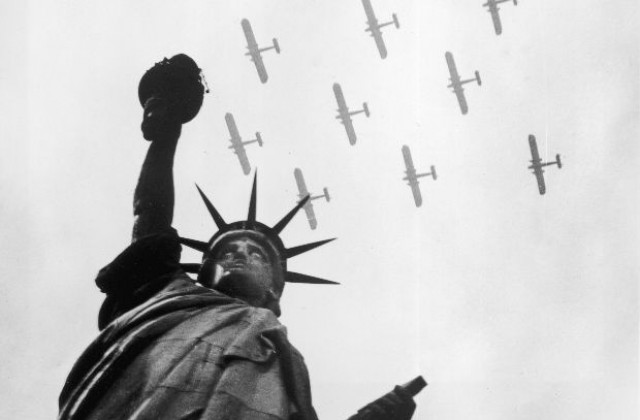 28 октомври: В Ню Йорк официално е открита Статуята на Свободата