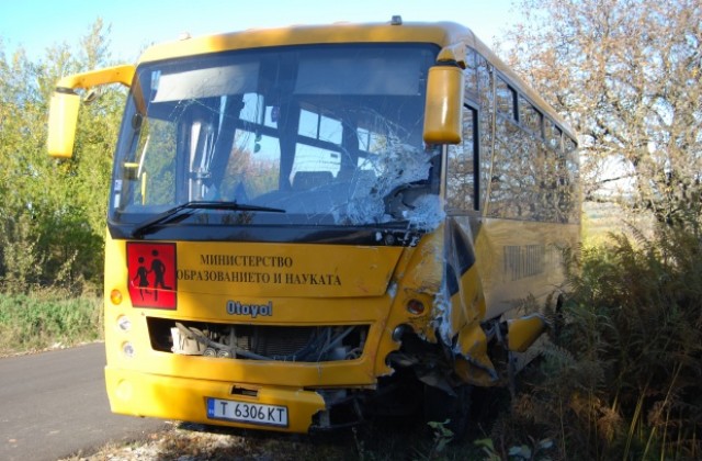 Водач почина след катастрофа с ученически автобус, децата не са пострадали