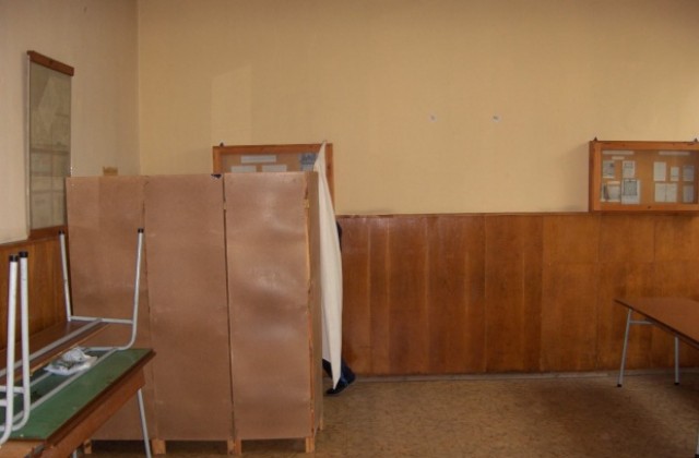 Започна изборният ден в общините Твърдица и Котел