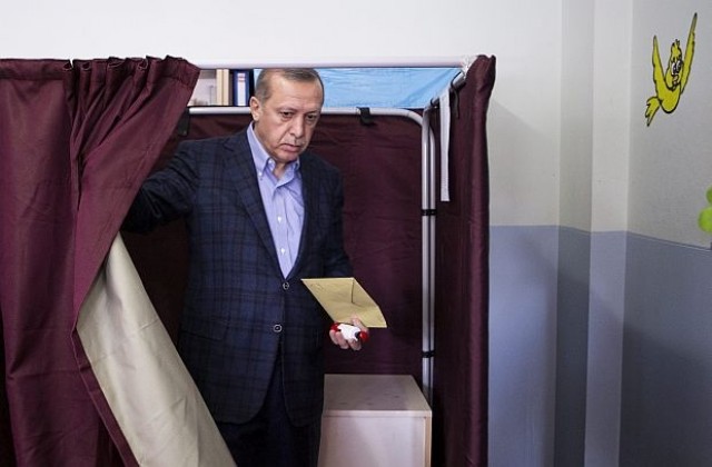 Партията на Ердоган води на изборите в Турция