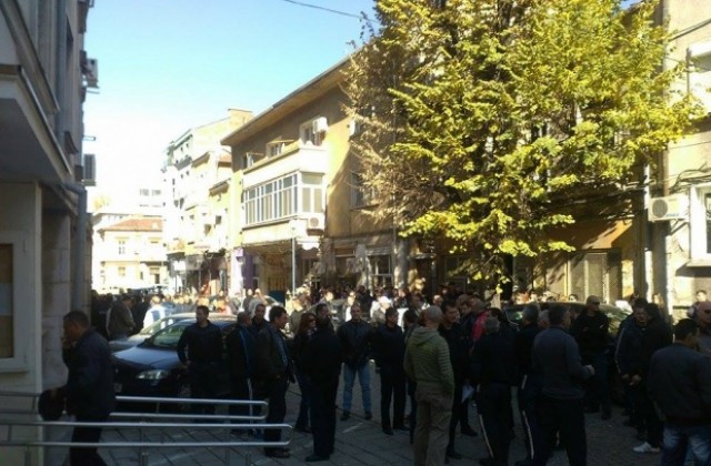 Стотици полицаи се събраха пред МВР-Пловдив (СНИМКИ)