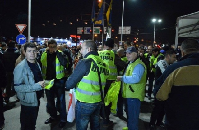 Стотици полицаи протестираха, спряха движението по Владислав