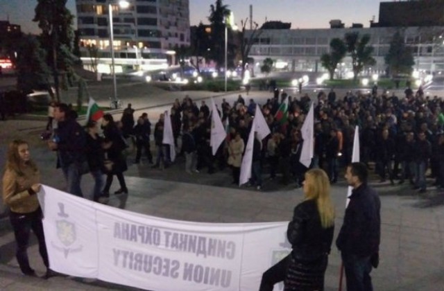 Над 200 служители на МВР протестираха в центъра на Бургас