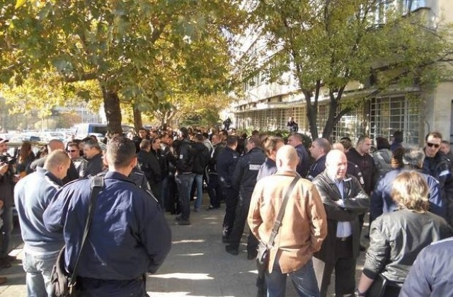 Протестът на сливенските полицаи, пожарникари и надзиратели продължава
