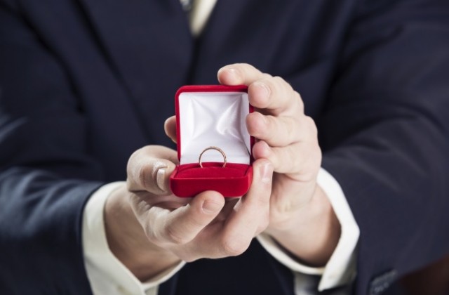 Мъж подари на годежен пръстен с инкрустиран негов мъдрец в бижуто