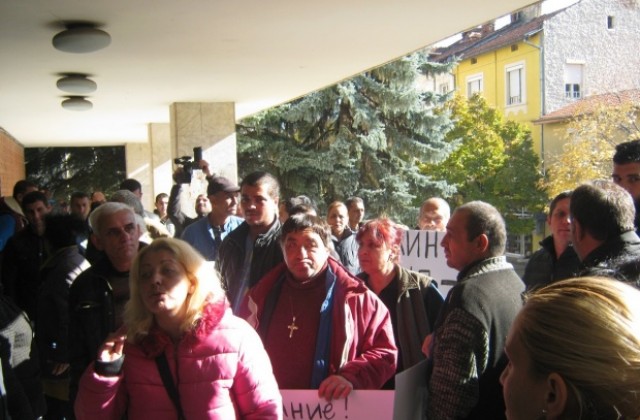 Роми окупираха РП- Дупница и настояха за арест на Калин Георгиев