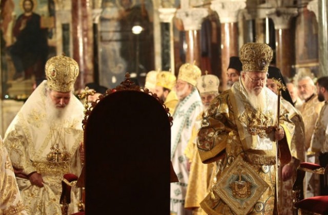 Християните в България посрещнаха Вселенския патриарх (СНИМКИ)
