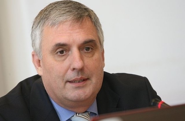 Министър Калфин против премахване на добавката за прослужено време