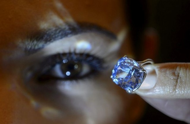 Осъждан хонконгски магнат купил диаманта „Синя луна” (СНИМКИ)
