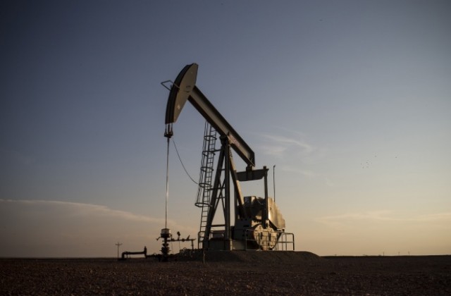 След постигане на връх търсенето на петрол забавя темповете на растеж