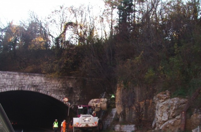 Почистват тунелите край Велико Търново