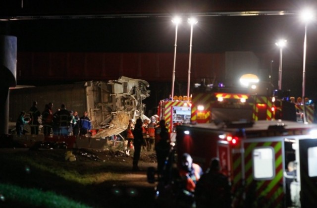 Най-малко десет души загинаха при дерайлиране на високоскоростен влак във Франция