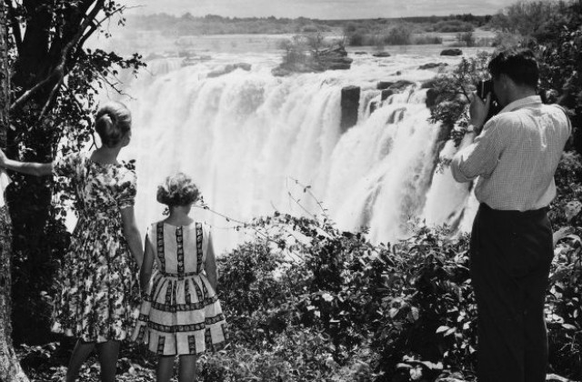 17 ноември: Дейвид Ливингстън открива водопада Виктория на река Замбези